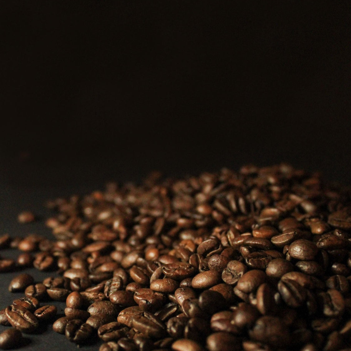 mørke ristede bønner, dramatisk lys ☕glucomannen med kaffe latte fra herba plus