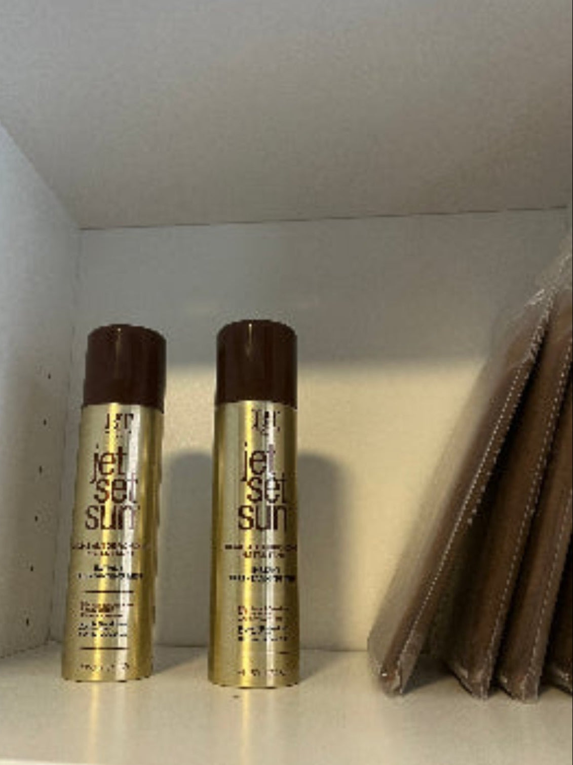 selvbrunningskrem som gir en jevn farge fra jet set sun spray kan brukes over sminke og på ren hud for jevn og naturlig farge