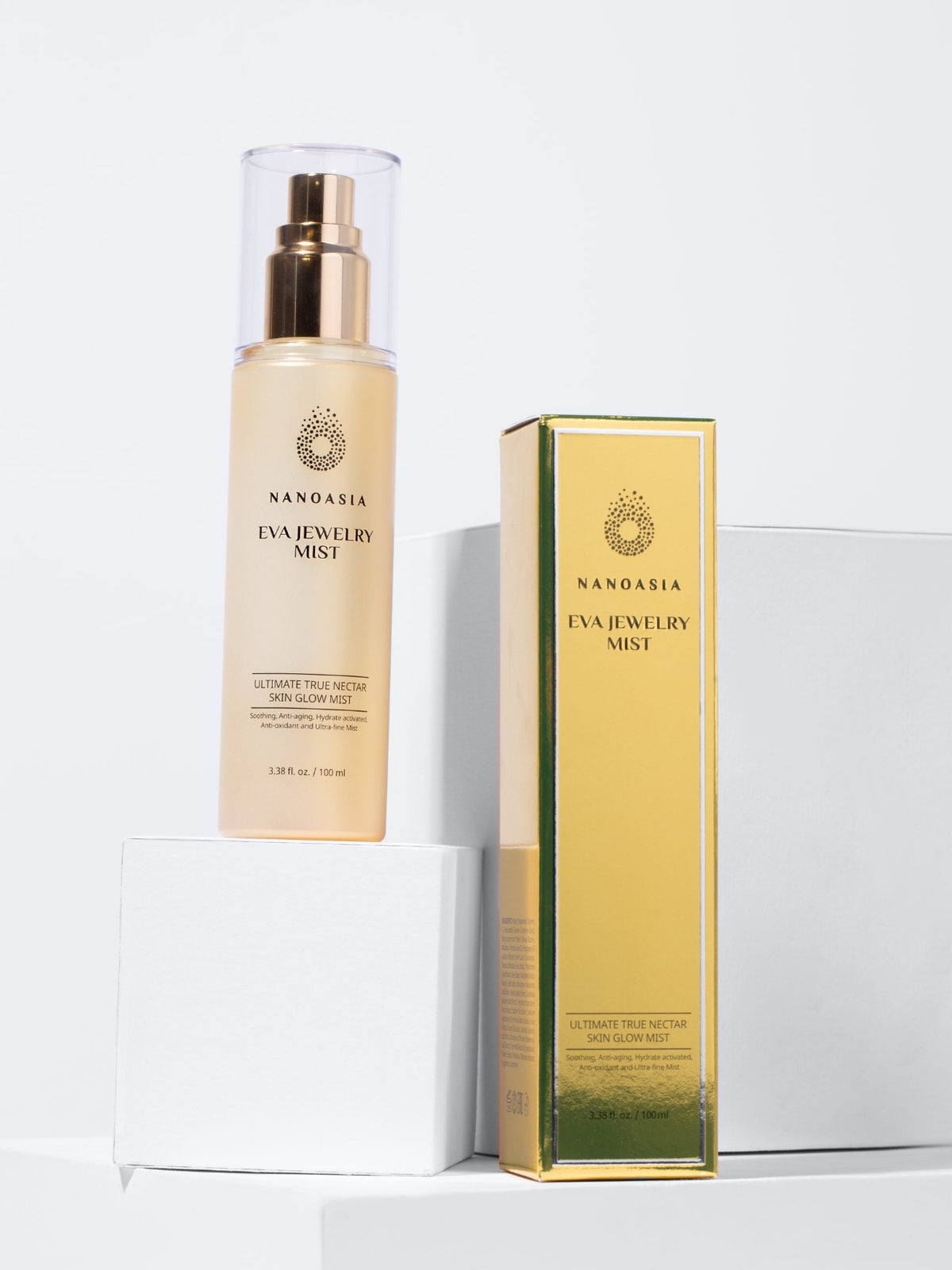 nanoasia eva jewelry mist grønn kant på esken, anti-age med blomsternektar og kollagen, på hvite podier