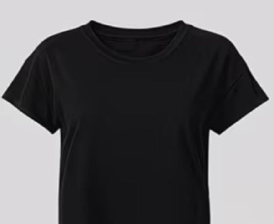 Kort trenings-T-skjorte på ghostmannequin forfra – sort cropped t-skjorte med rund hals og løs passform i 85% polyester og 15% elastin for yoga og hverdagsbruk