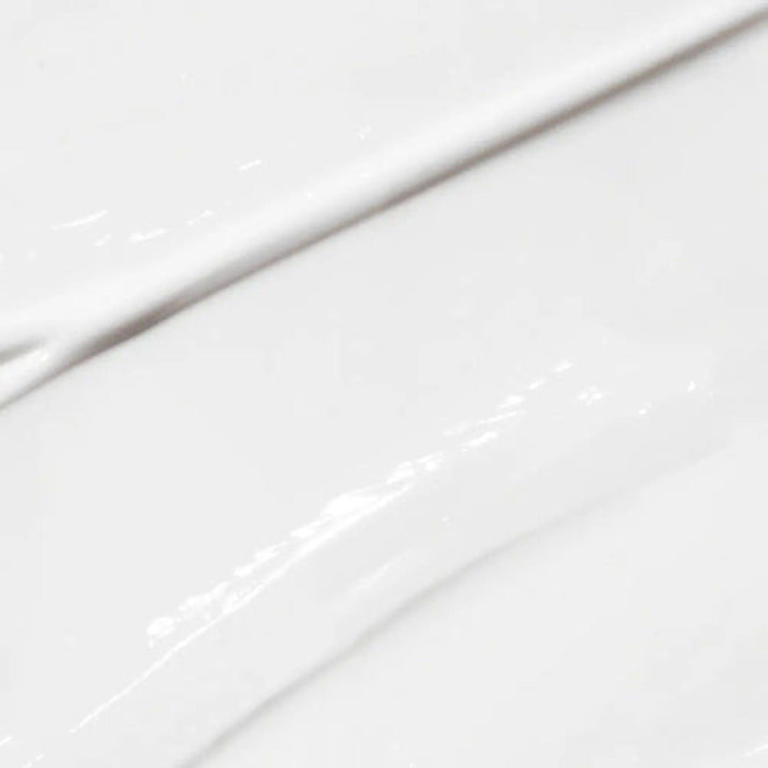 Nærbilde av lett kremtekstur fra Dermalogica Active Moist – oljefri og lett konsistens som absorberes raskt uten å sette seg fetete på huden
