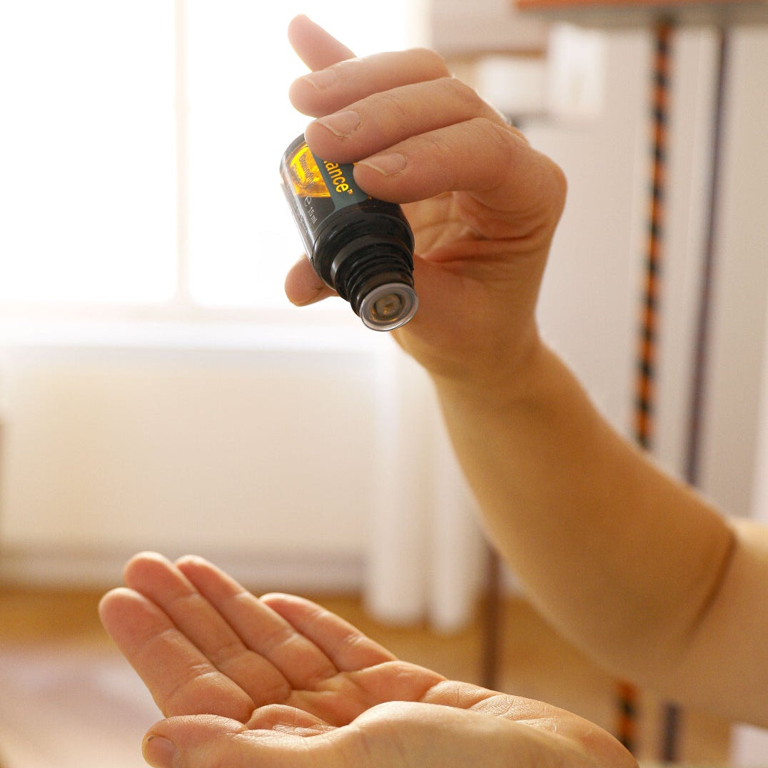 påføring av olje fra liten glassflaske, naturlig bruk fra herba plus påføring av massasjeolje, terapeutisk bruk