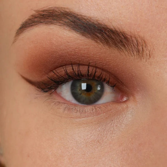 Nærbilde av et øye med dus burgunderbrun øyenskygge og mørk eyeliner med vinge