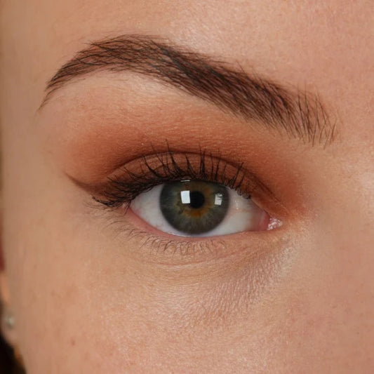 Nærbilde av et øye med varm karamellbrun øyenskygge og mørk eyeliner med vinge