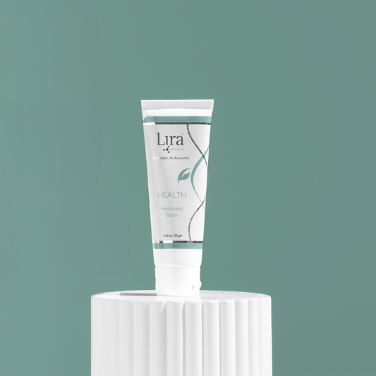 Clinical HEALTH Recovery Balm – hvit tube med teal og sølvgrå etikett og Lira Clinical-logo på hvit rillet piedestal mot teal-grønn bakgrunn, universal gjenopprettingsbalsam for sensitiv og sårbar hud, 25 g