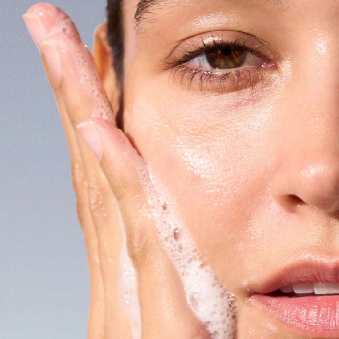 Kvinne som vasker ansiktet med Dermalogica Special Cleansing Gel – skånsom skummende rens som fjerner smuss og urenheter uten å tørke ut huden