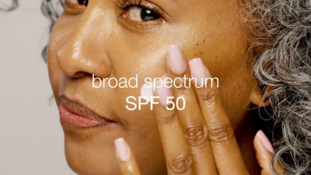 Kvinne som påfører Dermalogica Dynamic Skin Recovery SPF50 – bredspektret solbeskyttelse for daglig bruk mot UV-aldring
