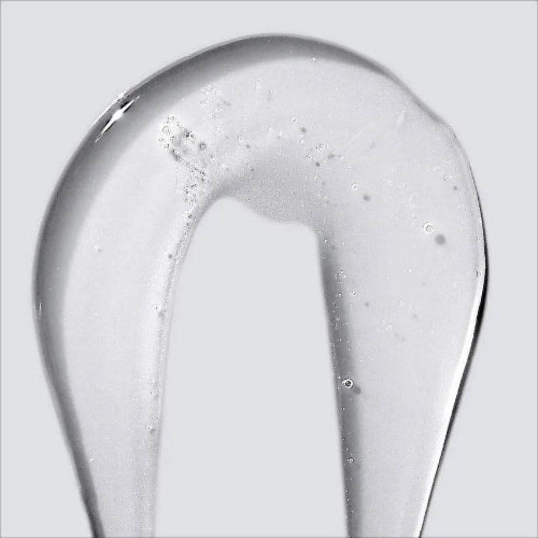 Nærbilde av geltekstur fra Dermalogica Conditioning Body Wash – lett og klar gel med pro-vitamin B5 som renser og mykgjør huden