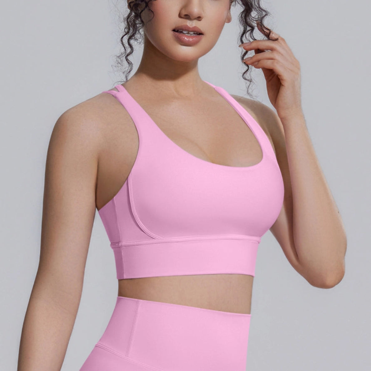 Atletisk kryssrygg sports-BH i yogastil på modell – rosa sports-BH med U-hals og kryssrygg-design i 80% nylon og 20% spandex med avtakbar polstring for yoga, fitness og løping
