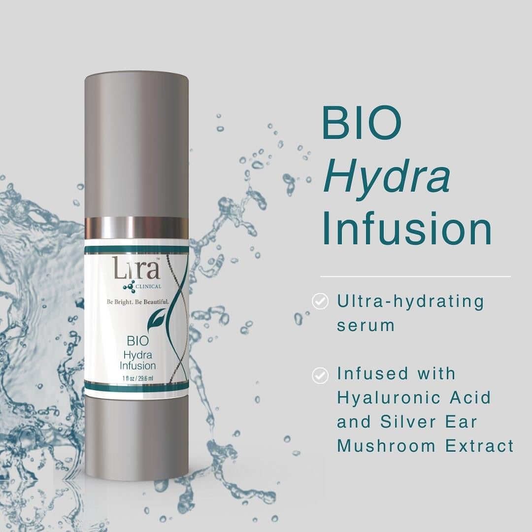 Lira Clinical BIO Hydra Infusion markedsføringsbilde – grå pumpeflask med BIO Hydra Infusion-etikett og Lira Clinical-logo omgitt av vannsprut på grå bakgrunn, ultra-hydrerende serum med hyaluronsyre og Silver Ear Mushroom Extract, 29,6 ml