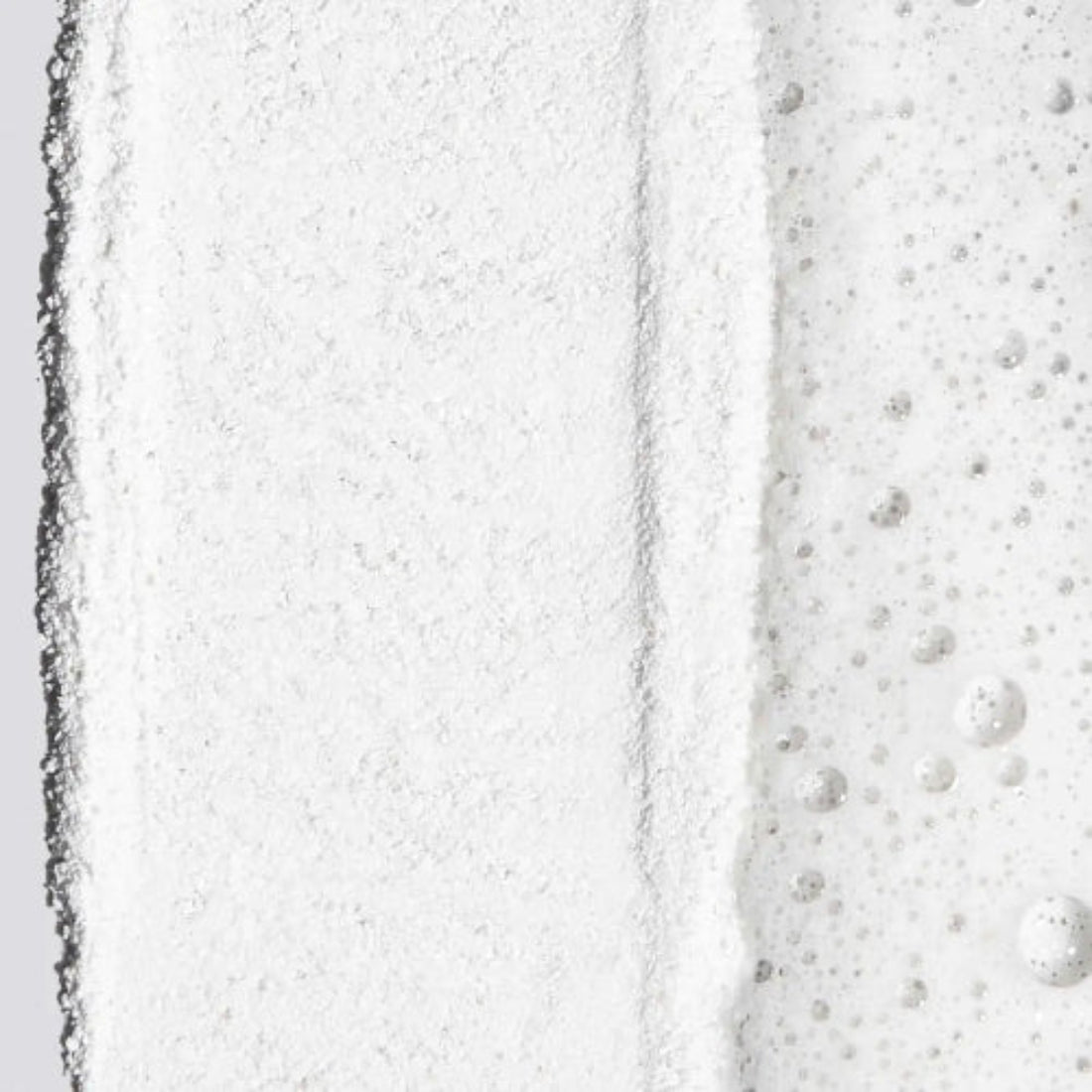  Nærbilde av aktivert Dermalogica Daily Microfoliant – risbasert enzympulver som blir til skummende pasta når det blandes med vann