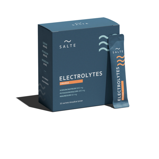 Salte Electrolytes med appelsinsmak, eske med 30 poser og én enkeltpose på hvit bakgrunn