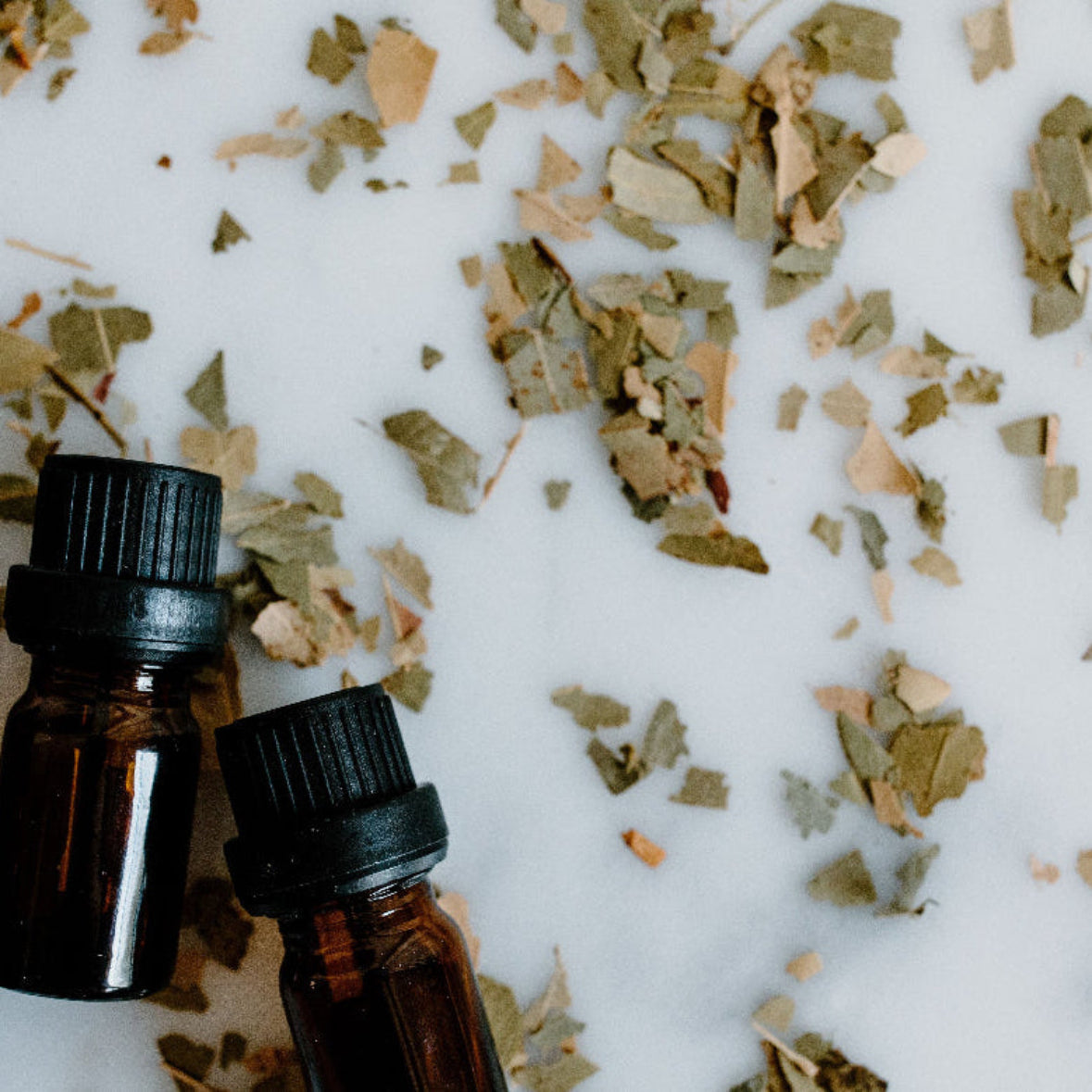 herba plus brune flasker og tørkede eukalyptusblader, naturlige ingredienser fra herba plus