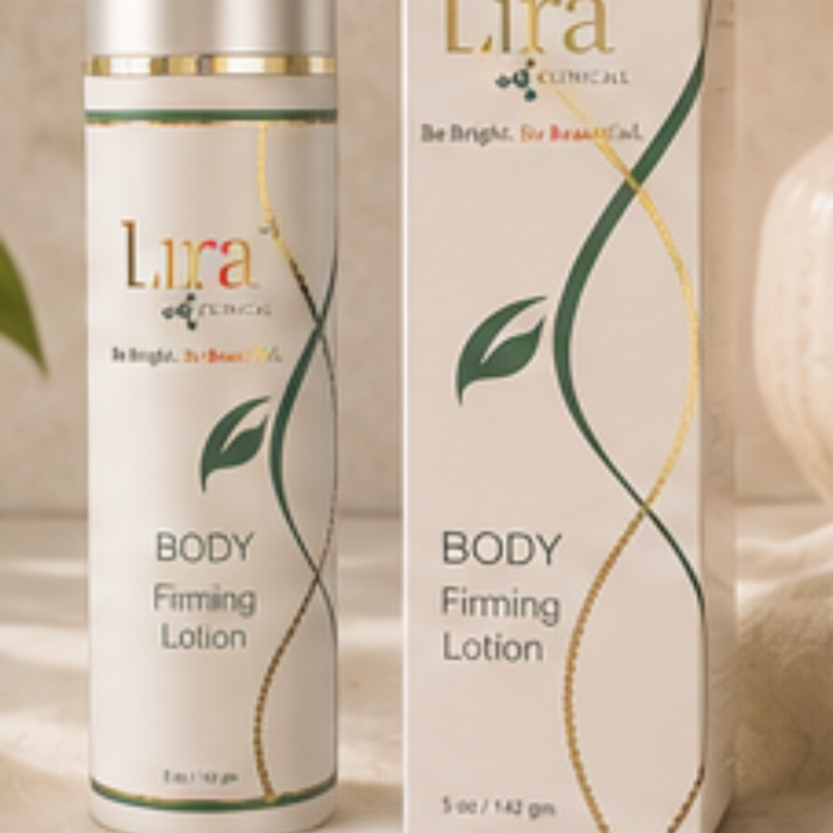 Lira Clinical Body Firming Lotion – flaske og eske med hvit og gull design på kremfarget silkestoff