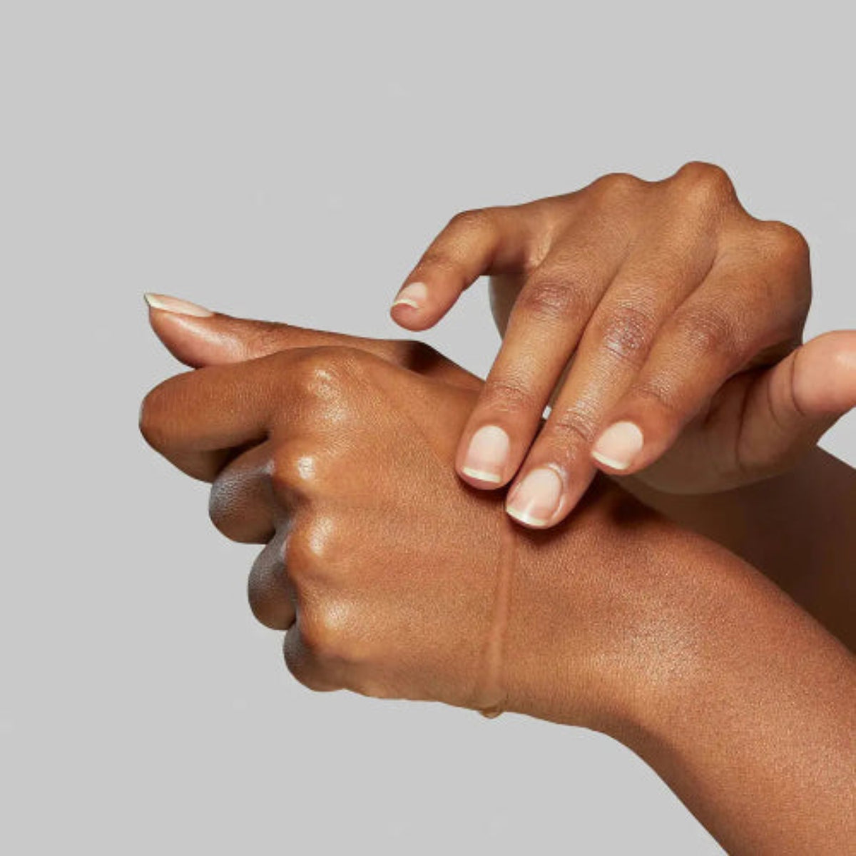 Hender som masserer Dermalogica Circular Hydration Serum inn i huden – lett gel-serum som absorberes raskt og gir umiddelbar fuktighet
