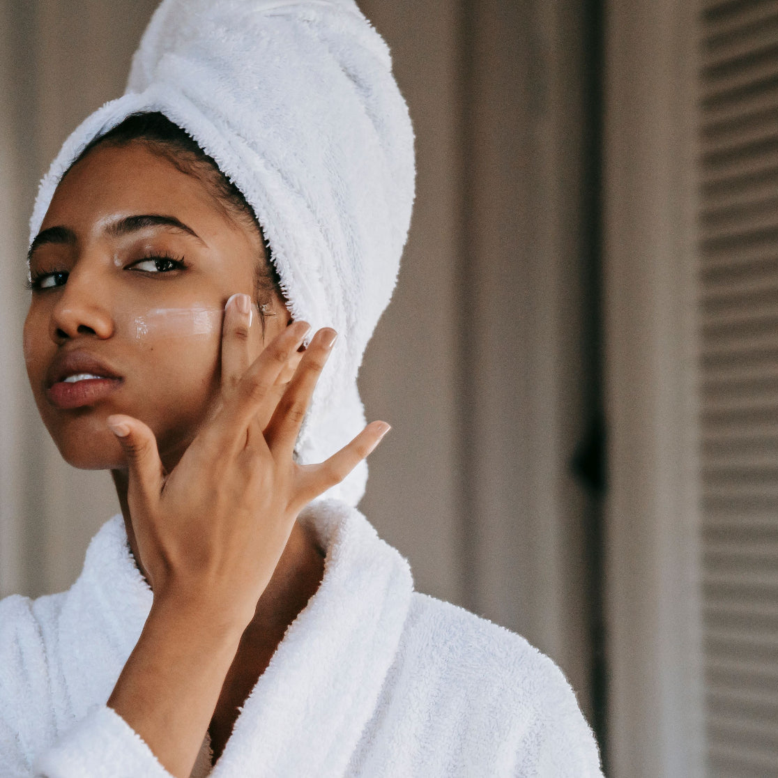  Lira Clinical MYSTIQ iLuminating Cleanser gir naturlig strålende og glødende hud – lysnende rensemelk med plantestamceller, Mastiha og sitrusekstrakter for klar og jevn hudtone

