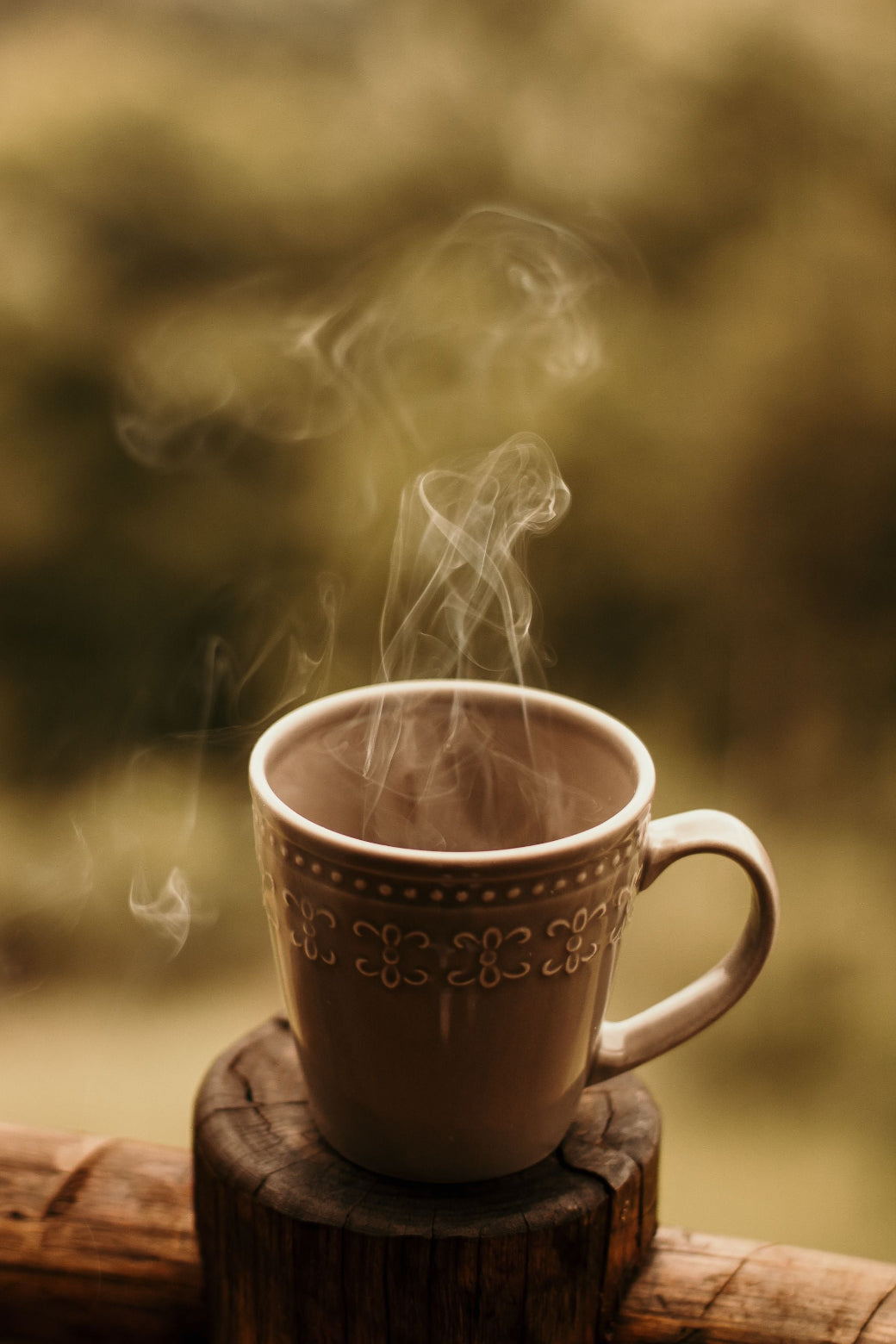 dampende varm kopp på trestokk, kaffesmak glucomannen kaffe latte fra herba plus