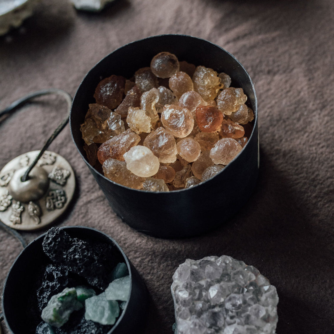 Harpikskuler og frankincense – jordende naturlig ingrediens i Herba Plus Somnil eterisk olje