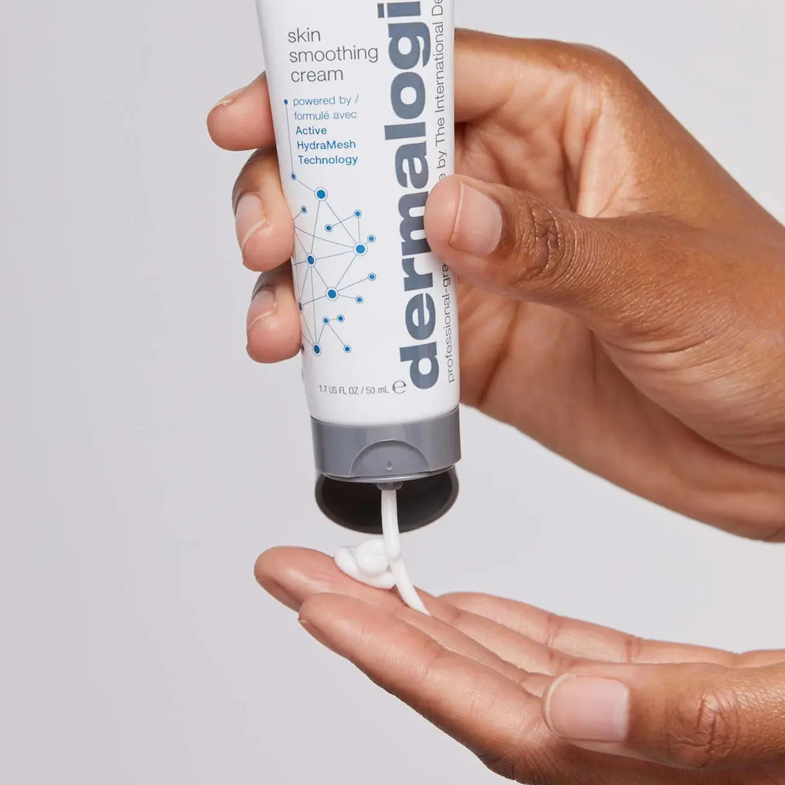 Hender som dispenserer Dermalogica Skin Smoothing Cream 50 ml tube – Active HydraMesh Technology fukter og glatter huden i 48 timer