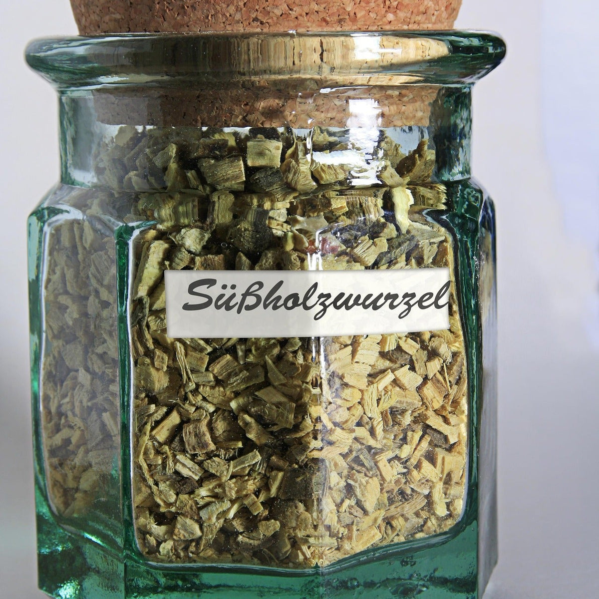 lax plus fra herba plus med tørket lakrisrot i glasskrukke, klassisk urt for mage og fordøyelse