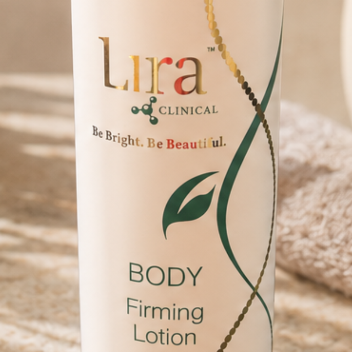 Lira Clinical Body Firming Lotion – nærbilde av hvit pumpeflaske med gull og grønt design