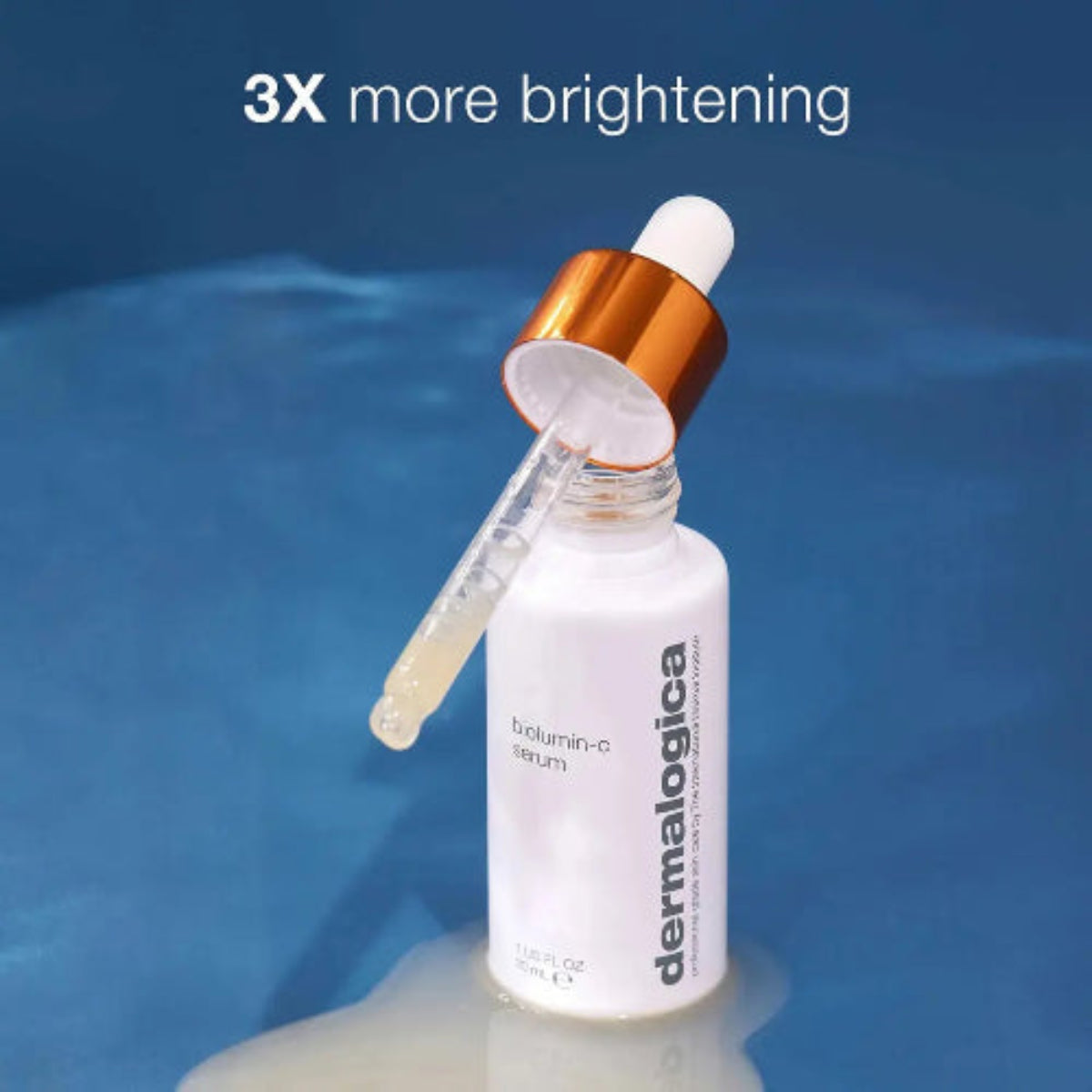 Dermalogica BioLumin-C Serum gir 3 ganger mer lyseffekt – ultrastabilt C-vitamin serum med pipette mot blå bakgrunn