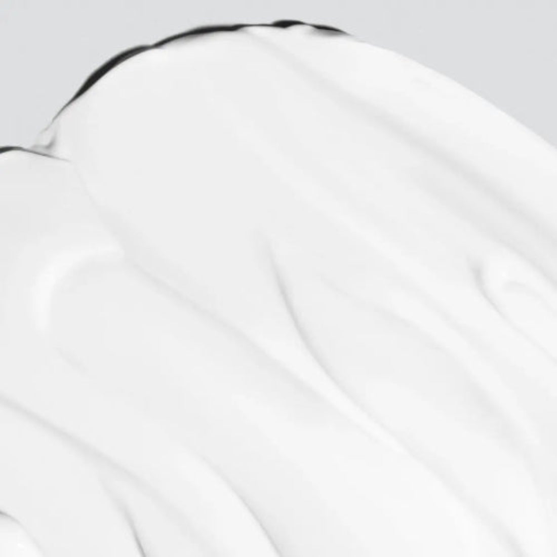 Kremtekstur fra Dermalogica Intensive Moisture Balance – rik og tykk konsistens for intensiv fuktighet til tørr og dehydrert hud