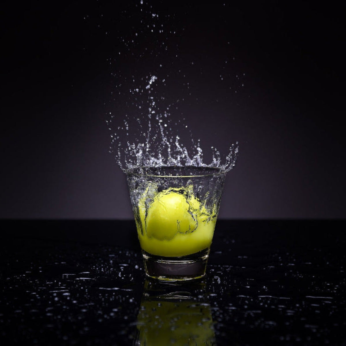 Glass med kaldt vann og sitronskiver – ingrediens i spray fra Herba Plus sitronskiver i vann, sitronella og sitrus 