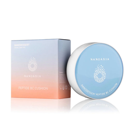 lyseblå og hvit kompaktboks med Nanoasia-logo ved gradient-eske i blå og laks, Peptide BC Cushion, SPF50, 5 peptider, squalane og niacinamid for matt finish og fastere hud, 15 g