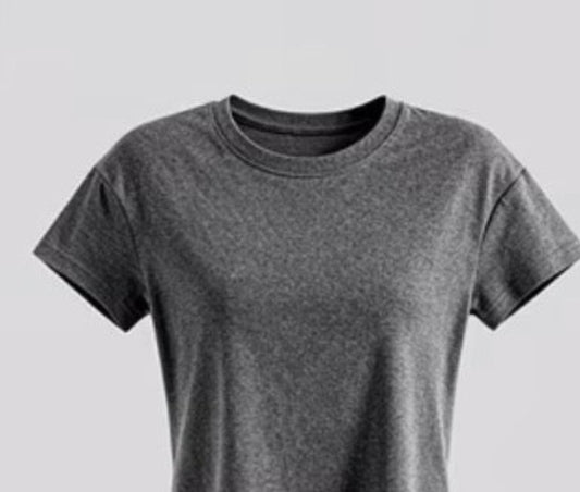 Kort trenings-T-skjorte på ghostmannequin forfra – grå cropped t-skjorte med rund hals og løs passform i 85% polyester og 15% elastin for yoga og hverdagsbruk