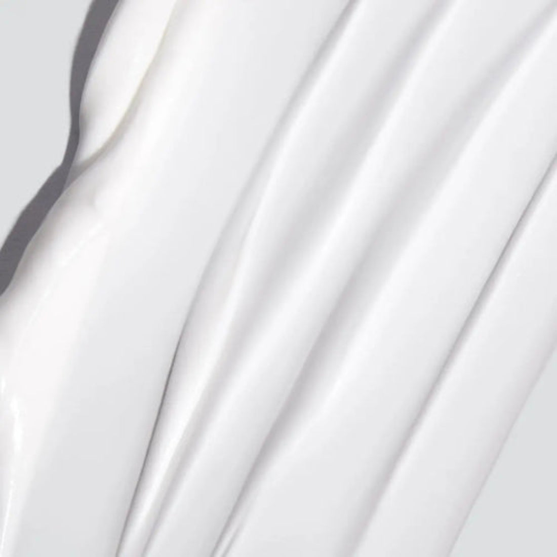 Nærbilde av silkemyk kremtekstur fra Dermalogica Skin Smoothing Cream – rik og glatt konsistens som smelter inn i huden for langvarig fuktighet og mykhet